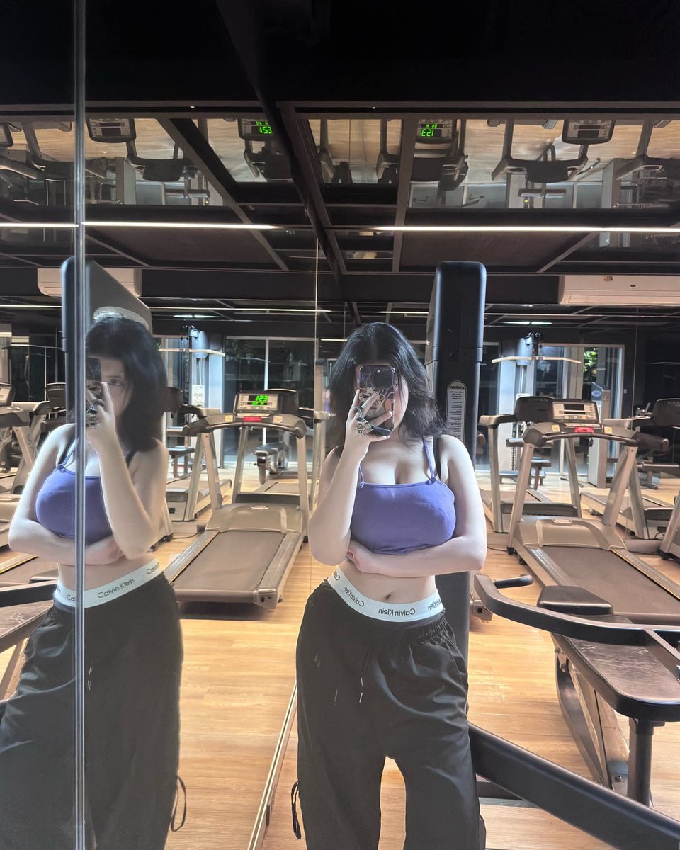 ATetona52280's tweet photo. Terminando de entrenar
Para seguir estando bien buena hahahaha
#tetona #gym #chichona #boobs https://t.co/A8VJ8yvU8L