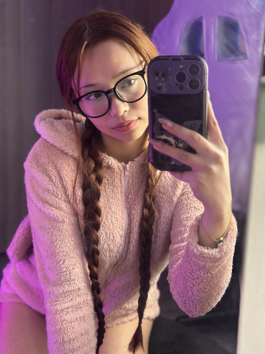 laurazhpeach's tweet photo. just me 🐚 https://t.co/nSuVECjoFk