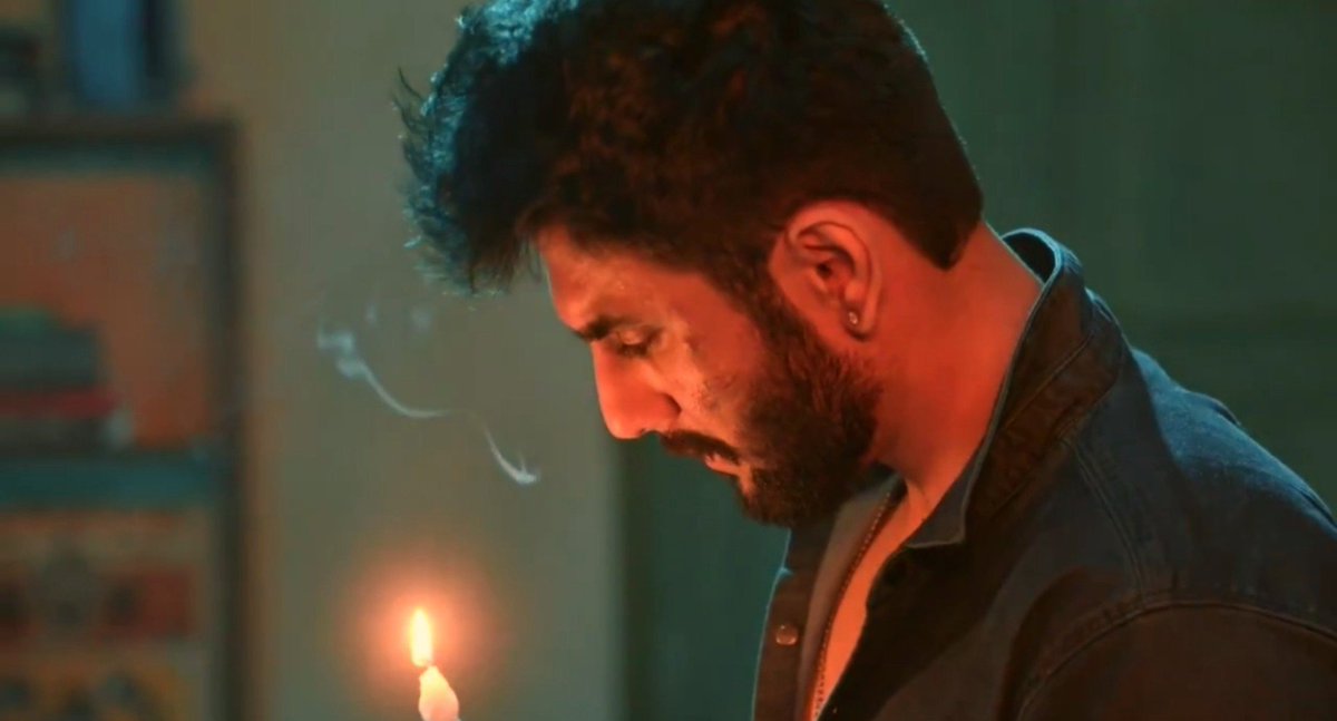 aesthetic_asmi's tweet photo. He was lighting the candle and she was standing at the door looking at him.

I can't really explain but that was such hot and intimate frame. You can feel the yearning, longing, desire jo bhi kehlo! And these two are such powerful actors...!!

#YehFitoorTera
#JeeYa https://t.co/lkErAdn0qR