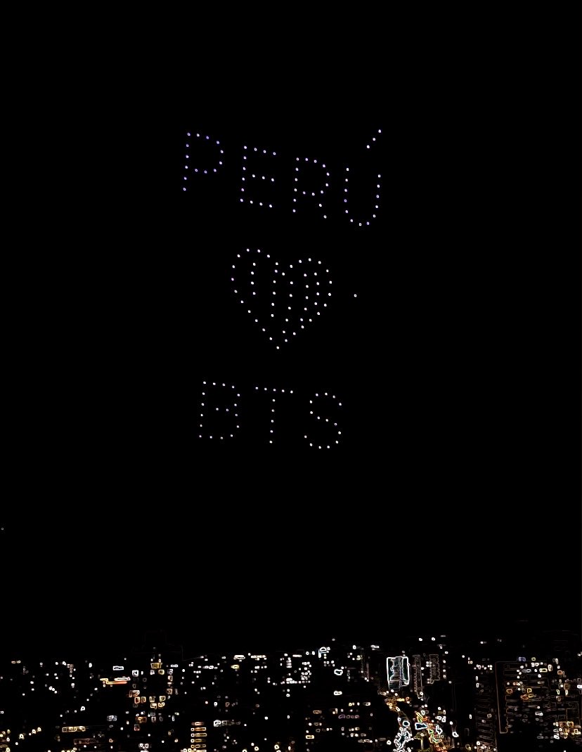 jimnsassy's tweet photo. Show de drones en Lima dandole bienvenida a BTS 💜

Estaba super lindo, ojalá nuestros chicos sepan de esto https://t.co/ELlwQMMsY8