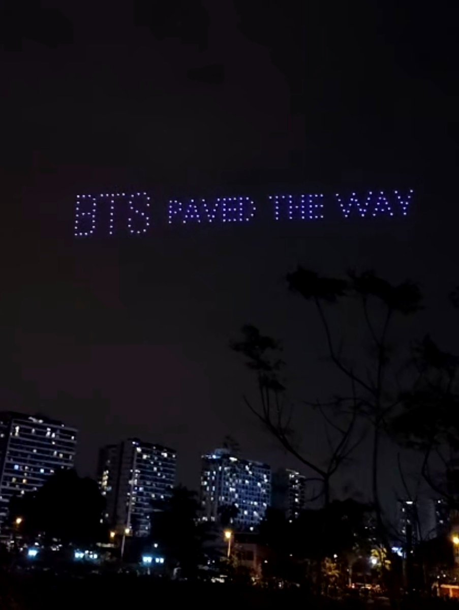 JACKLV1306's tweet photo. El show de drones para BTS en Lima Perú estuvo hermoso, miren las lindas frases que se iluminaron en el cielo de Lima 🇵🇪🇵🇪🇵🇪

Perú sigue siendo el país que mejores proyectos le esta dando a BTS, las mejores anfitrionas sin duda 🥳🎉🇵🇪 https://t.co/Mvex1H67Kw