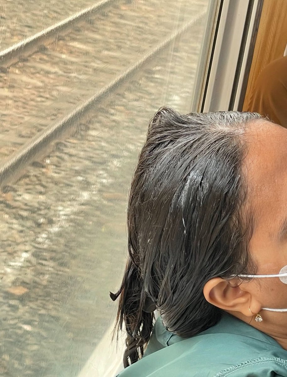 CrystalSkyc3ke's tweet photo. dengan nada bertanyaa, nih udh beberapa hari lalu kejadiannya…. 
kaka ini naek krl sambil pake hair mask kah?
jujur janggal atau jujur normal? https://t.co/aWw6RCuWcM