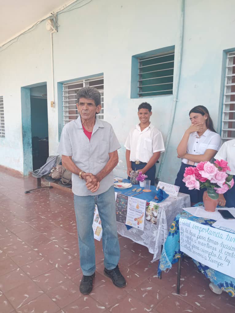 DGEJaruco's tweet photo. En la ESBU Frank País García quedaron constituidos hoy los Círculos de Interés Pedagógicos, para dar seguimiento y continuidad a la labor de educar. Con amor se forman a las nuevas generaciones.
#MinedJaruco #MayabequeJaruco
#CírculosDeInteres https://t.co/tjdd9p1IbC