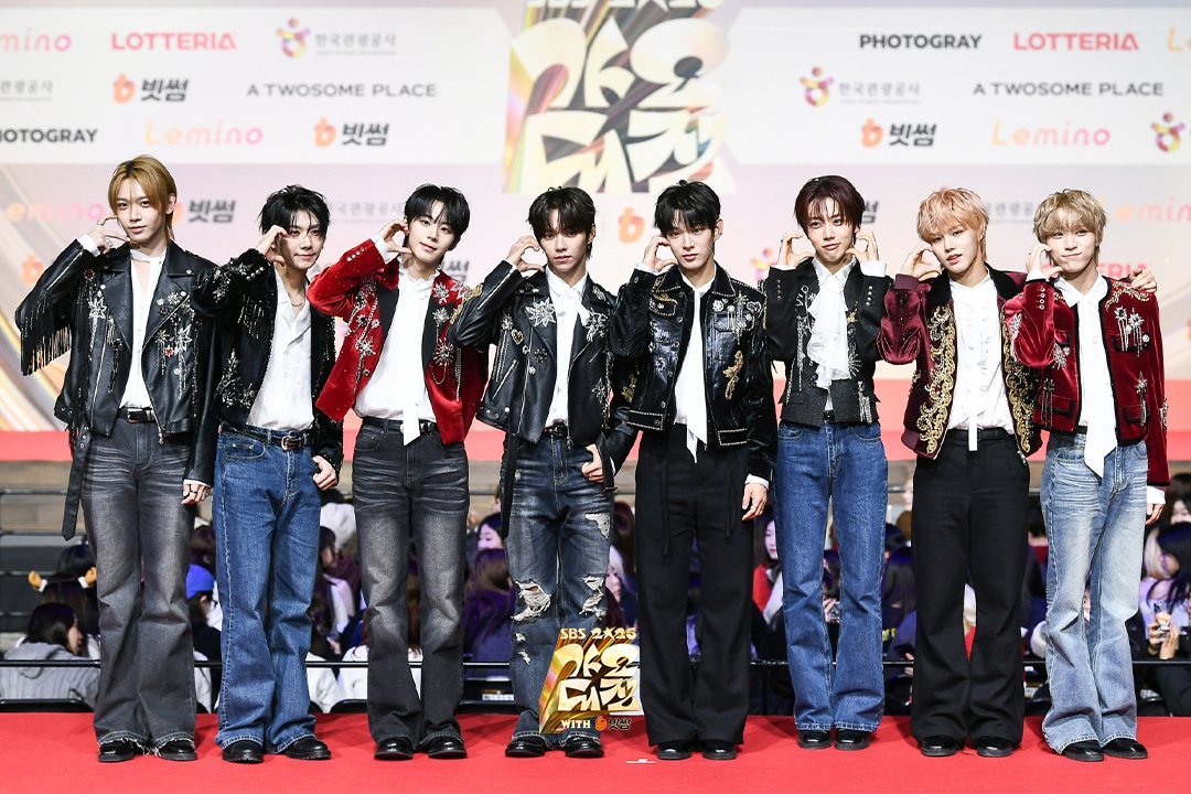 unisofbase's tweet photo. AHOF earns praises from fans for their incredible humility after a clip surfaces of the group during rehearsals during SBS Gayo Daejeon Winter Festival telling staff they don't need to be served water.

“You don't have to [bring us water], we aren’t famous enough yet.” https://t.co/wTBYWpA820