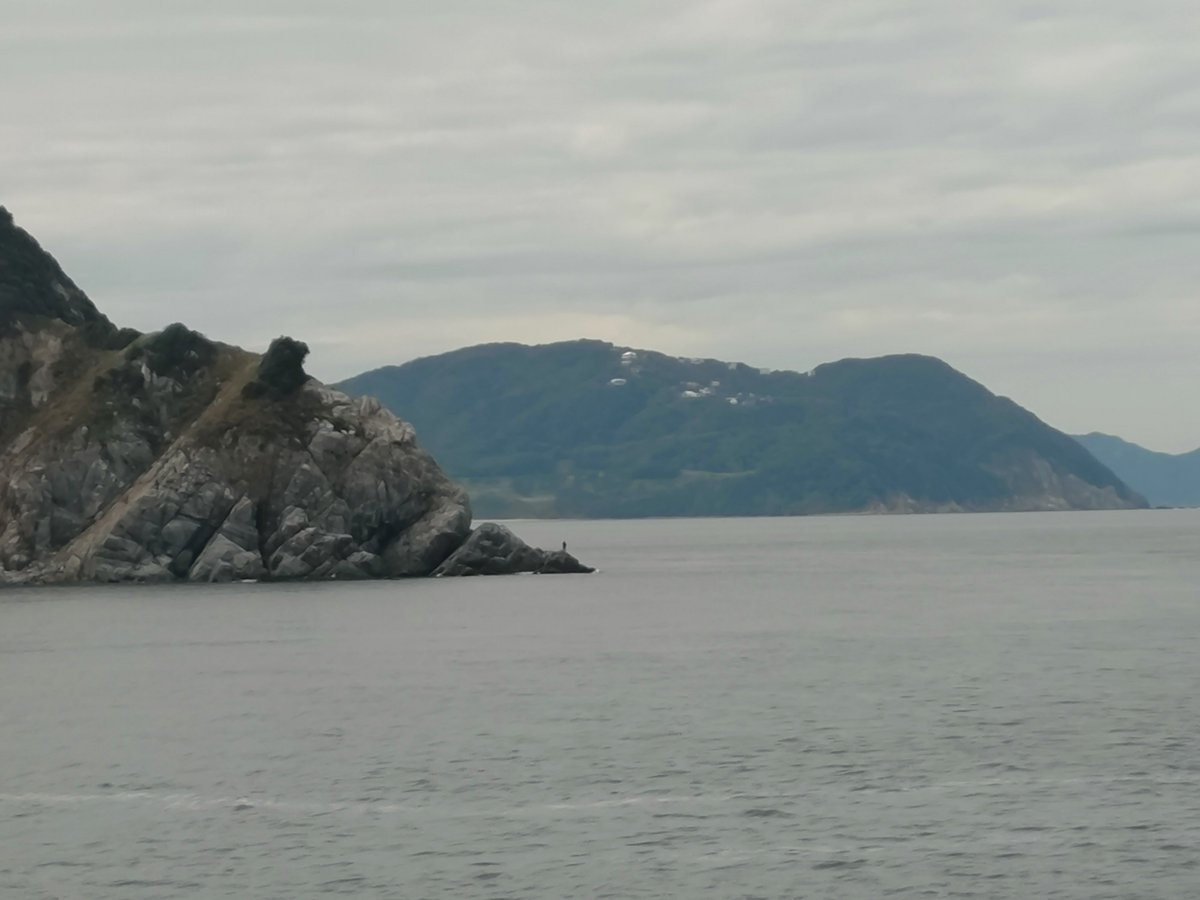 akmark2's tweet photo. 博多湾入口の西浦の先端まで来て釣りしてる人いるんや…

っていうかここまで歩いて来れるんやな〜… https://t.co/Z7izK082Yo