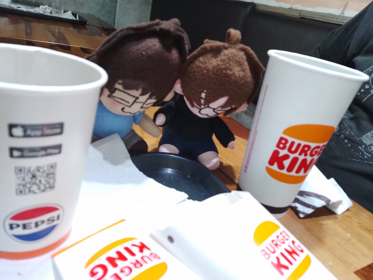 freepolyester's tweet photo. extraño comer hamburguesas con el gordo. Daría mi alma por ir a comer con el gordo una vez más🥀 https://t.co/7NLE7ElWIg