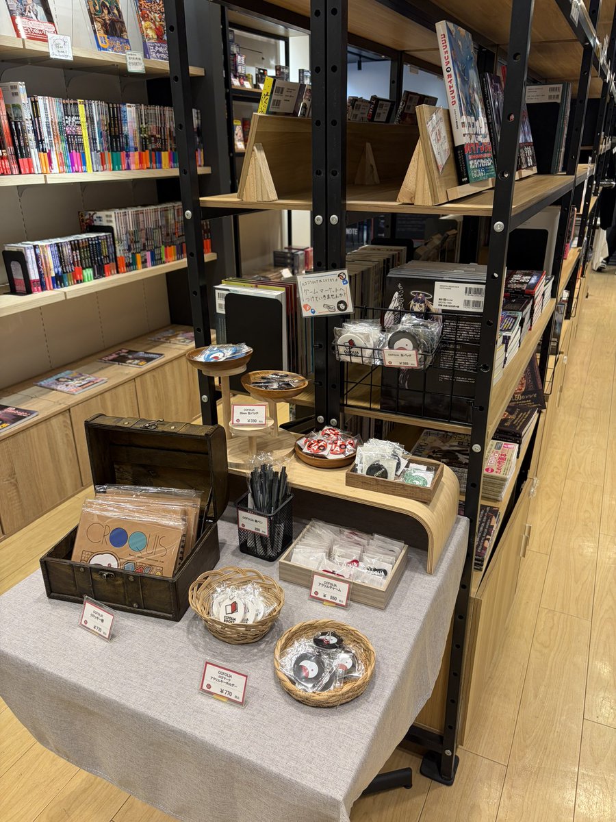 kotoriruV's tweet photo. TRPG好きな友達に教えたくて☺️🎶
ココフォリアブックスという実店舗の専門店見つけました❣️
たまたま上の飲食店利用した帰りに見つけて、あれコレTRPGなのでは？！となり
中に入るとズラリとルールブックから、絵の資料までTRPGに関連した豊富に揃ってる‼️様々な形のダイスなど、小物系もおしゃれなのがいっぱい😍
興味ある方！是非是非！！

お店のサイト→
https://t.co/nTXf7H4fWV