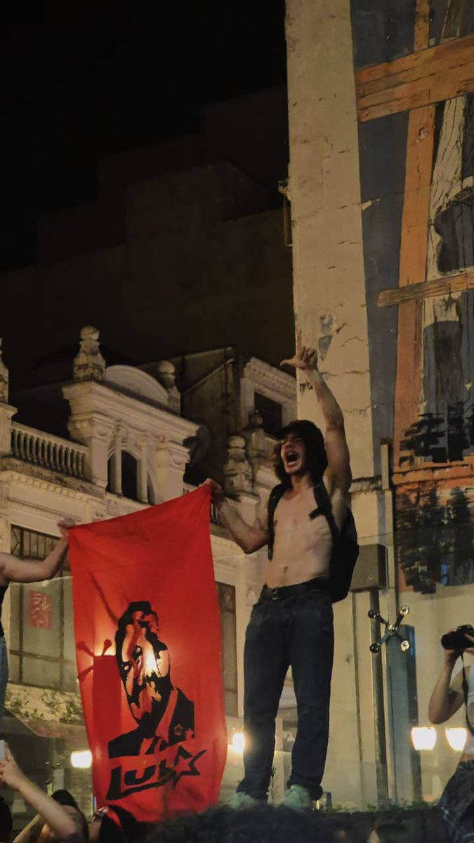 antonellismos's tweet photo. que coisa LINDA ver o brasileiro de esquerda acordando e finalmente se unindo pra tornar o brasil um lugar melhor. temos que SEMPRE ser assim, não apenas quando a água bater na bunda. somos capazes, temos forças, SOMOS REVOLUCIONÁRIOS!!! NUNCA se esqueçam da força da nossa união. https://t.co/e5mZ7Keetw