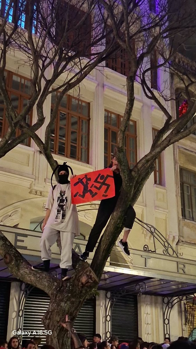 antonellismos's tweet photo. que coisa LINDA ver o brasileiro de esquerda acordando e finalmente se unindo pra tornar o brasil um lugar melhor. temos que SEMPRE ser assim, não apenas quando a água bater na bunda. somos capazes, temos forças, SOMOS REVOLUCIONÁRIOS!!! NUNCA se esqueçam da força da nossa união. https://t.co/e5mZ7Keetw