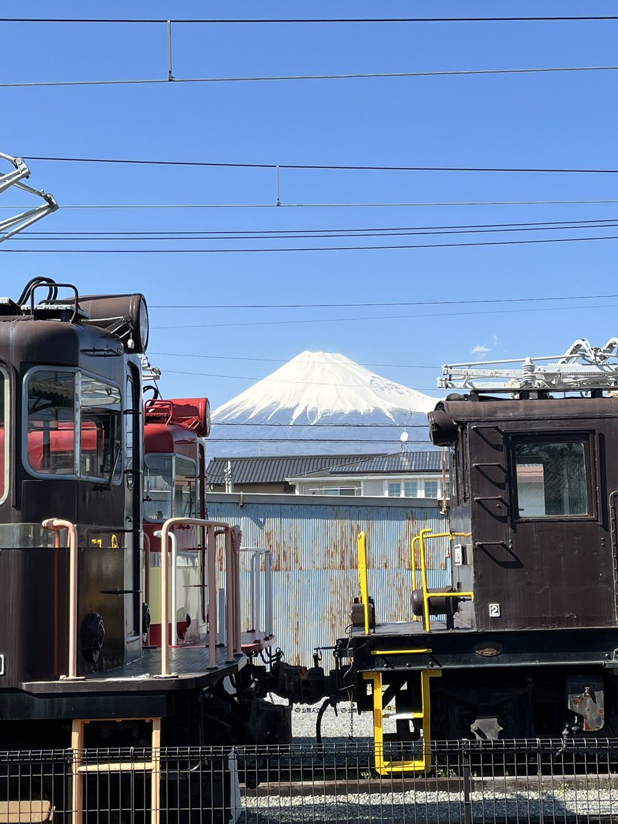 GakunanEtrain's tweet photo. こんがく！
全駅から富士山が望める岳南電車です！第四回モノレールサミットで会いましょう✨
がくちゃんも単線なのでモノレールだよね😉
#湘南モノレール　#岳南電車　#富士山 https://t.co/BUmhfmnVHA