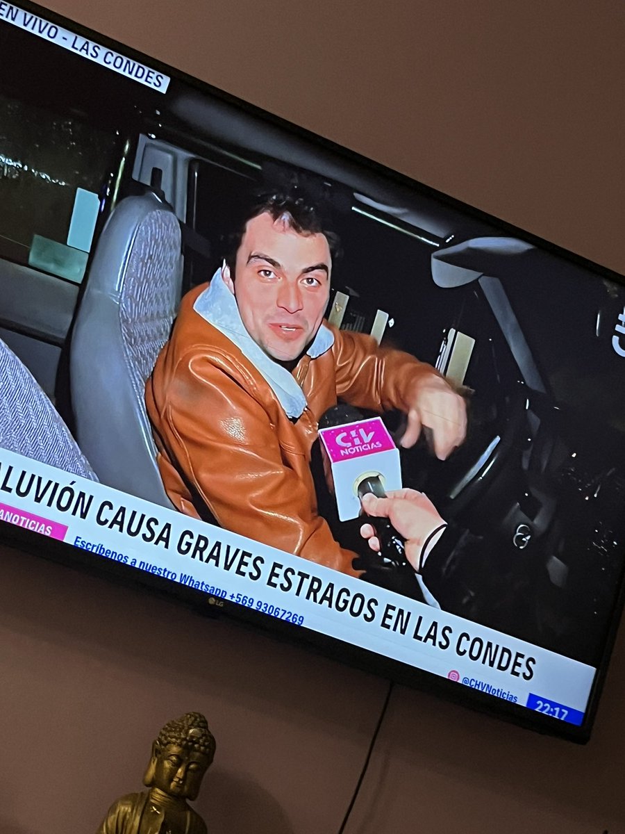 ________4rr3b0L's tweet photo. Pta el zorron pensó que las calles estaban despejadas , tonto weon @chilevision y don cesar esperando que le saquen el auto y ayudando al cuicoql https://t.co/QrOPJjIYxd