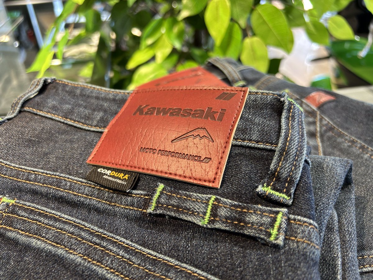 plazamaebashi's tweet photo. おはようございます。
カワサキプラザ前橋、今日も元気に営業スタートです！

Kawasaki×クシタニ　コラボデニム
「エクスパンドコーデュラデニム」入荷いたしました。

膝パッド付きでライディングシーンでも安心。
バイクを降りると高級感溢れる生地がライダー皆様のカッコよさをより際立たせてくれます！

カッコいいライダーに憧れの皆様、プラザアパレルいかがでしょうか？
今週末は土日両日営業しておりますので、皆様のご来店を心よりお待ちしております。

#カワサキのある生活　#着るカワサキ　#バイク