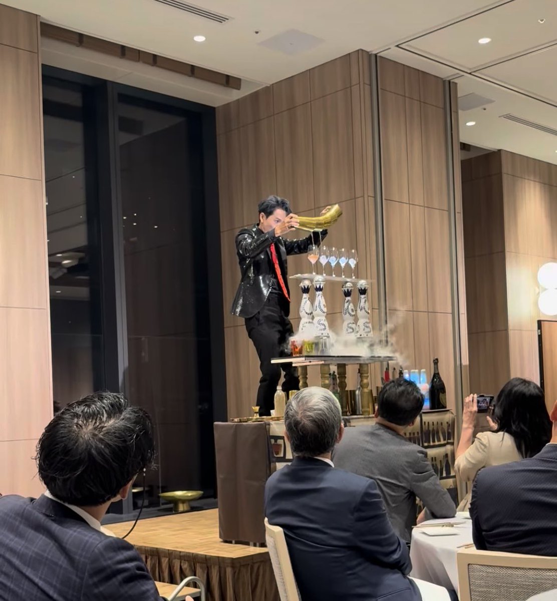 flairnuts's tweet photo. ONE FUKUOKA HOTELにて、
福岡の経営者が集まる
福岡中小企業経営者協会の懇親会でステージ出演。

乾杯は福岡のクラフトジン「吉田」と博多とよみつひめのフルーツマティーニを、講談師・金印亭紅ミキさんにステージでご試飲いただきました。

たくさんの素晴らしい出会いと
ご縁に感謝。 https://t.co/45fRvJB6cJ