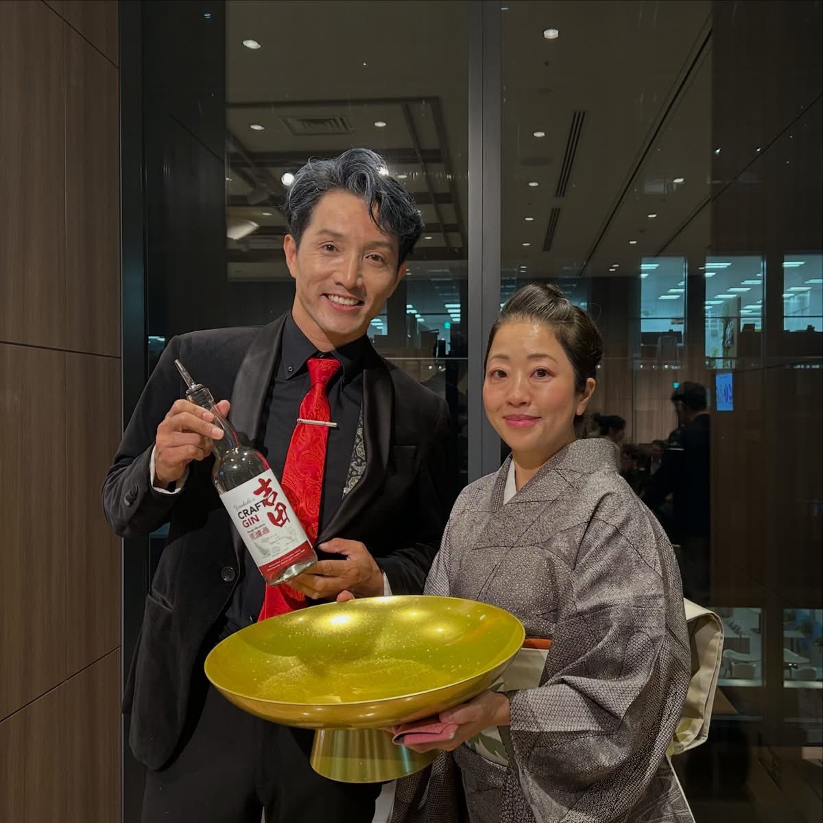 flairnuts's tweet photo. ONE FUKUOKA HOTELにて、
福岡の経営者が集まる
福岡中小企業経営者協会の懇親会でステージ出演。

乾杯は福岡のクラフトジン「吉田」と博多とよみつひめのフルーツマティーニを、講談師・金印亭紅ミキさんにステージでご試飲いただきました。

たくさんの素晴らしい出会いと
ご縁に感謝。 https://t.co/45fRvJB6cJ
