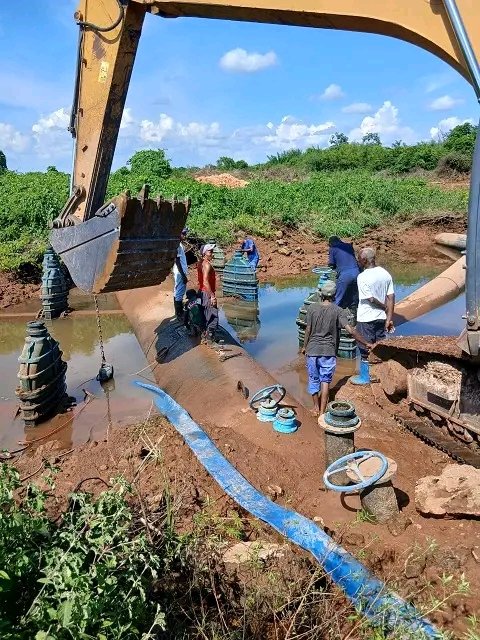 AmppDe43723's tweet photo. La Brigada de Grandes Conductoras de Aguas de La Habana aprovechó la parada solicitada por la Empresa Eléctrica para el mantenimiento de sus redes y ejecutó importantes labores de reparación en el conducto de 78 pulgadas de la fuente de abasto Cuenca Sur. #LaHabanaViveEnMí https://t.co/5FAiqDELGt