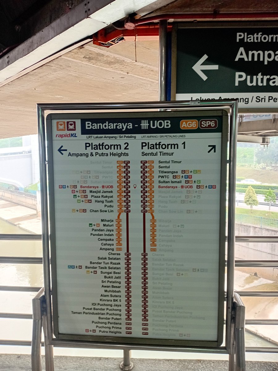 azmituanc0b's tweet photo. Setiap kali sampai Stesen LRT Plaza Rakyat dari MRT Merdeka, mesti cuak sikit sebab masih tak berapa faham line tren ni 😭 Takut salah platform, salah arah, sudahnya entah ke mana 😂. Papan tanda yang asas tu tiada 💀 @askrapidkl https://t.co/yzCsVNFoWF
