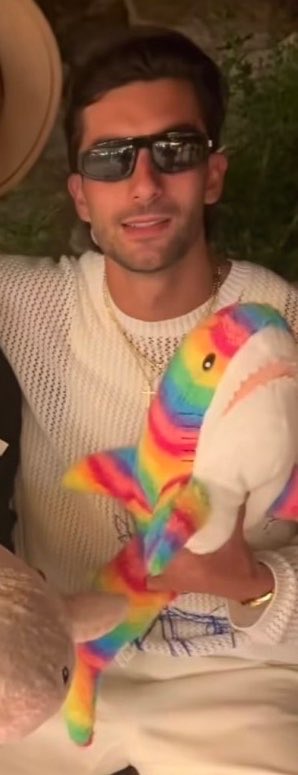 _pipedreams_'s tweet photo. buenas noches a mi tiburon gay 🌈❤️ https://t.co/WPPF9njcGu