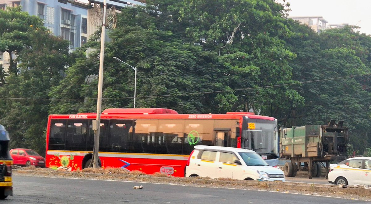 Sahilinfra2's tweet photo. Since last 2 days,have been seeing new OLs entering city in batches via Vashi heading towards Magathane depot I believe since thats where all are being parked.Managed to click some pics at SCLR Jn https://t.co/KMEvflBIP2