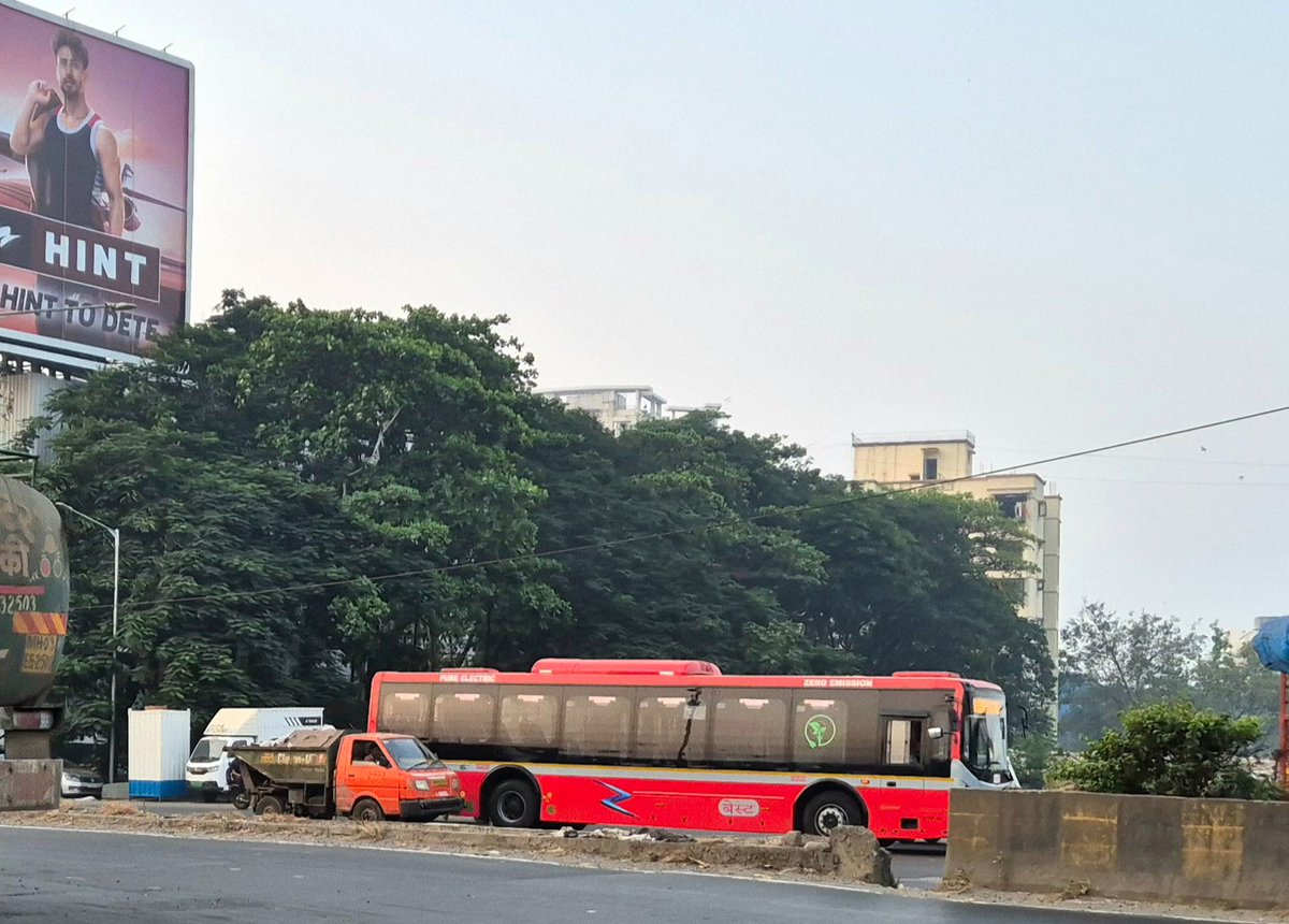 Sahilinfra2's tweet photo. Since last 2 days,have been seeing new OLs entering city in batches via Vashi heading towards Magathane depot I believe since thats where all are being parked.Managed to click some pics at SCLR Jn https://t.co/KMEvflBIP2