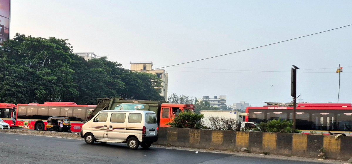 Sahilinfra2's tweet photo. Since last 2 days,have been seeing new OLs entering city in batches via Vashi heading towards Magathane depot I believe since thats where all are being parked.Managed to click some pics at SCLR Jn https://t.co/KMEvflBIP2