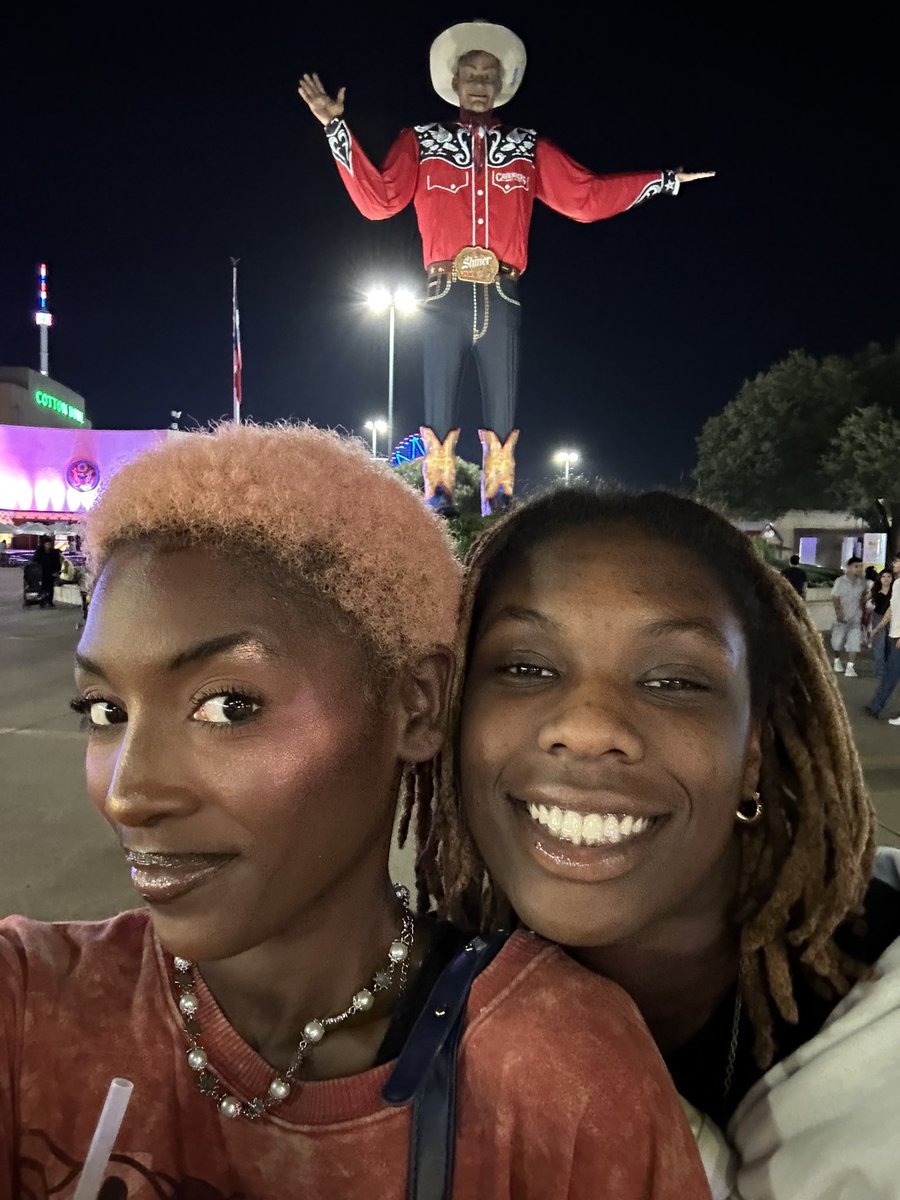 4uramar1's tweet photo. Spent lesbian day with loml 🪐 #wlw https://t.co/599tkrvbbw