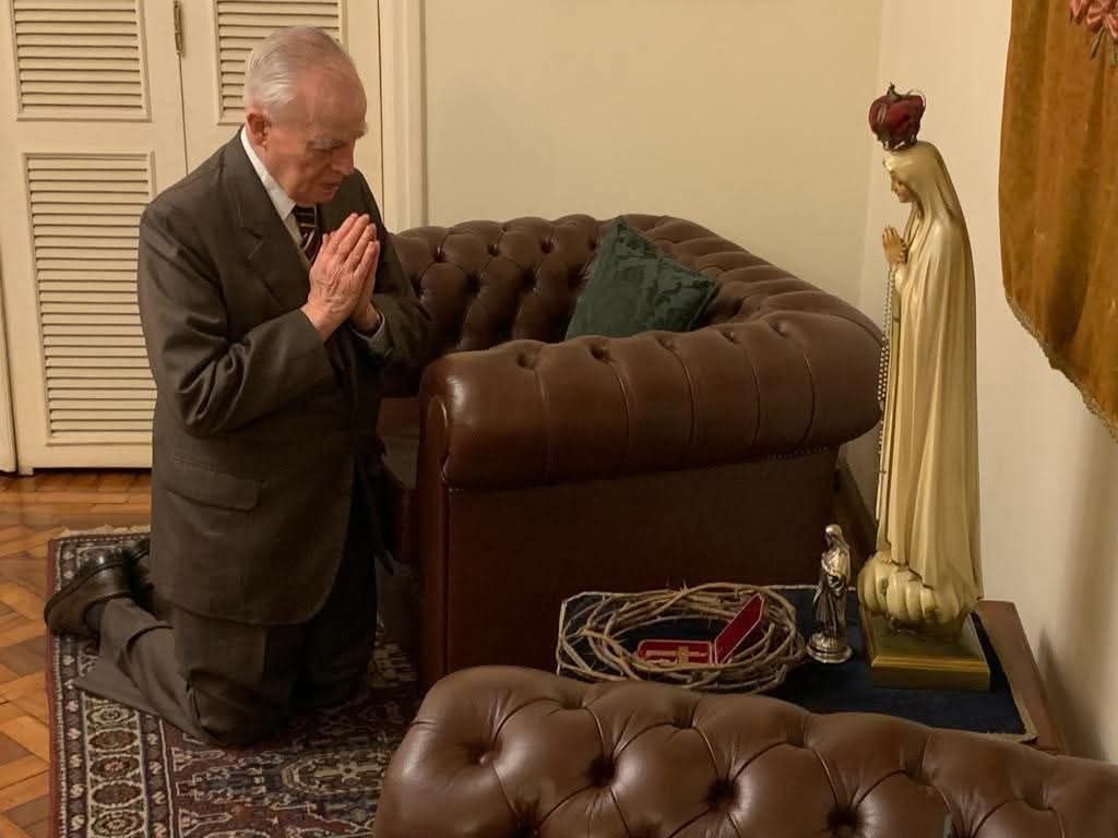 herlaneseabra's tweet photo. O meu rei é Católico e não se curva para sionista ou comunista, mas se curva para a Rainha do universo.

“Se eu conseguir ganhar um rei, terei feito mais pela causa de Deus do que se tivesse pregado centenas ou milhares de missões. O que um soberano tocado pela graça de Deus pode fazer no interesse da Igreja e das almas, milhares de missões jamais o farão.”
— Santo Afonso Maria de Ligório, apud P. Berthe, S. Alphonse.

Foto: Sua Alteza Imperial e Real Dom Bertrand de Orleans e Bragança, Chefe da Casa Imperial do Brasil.