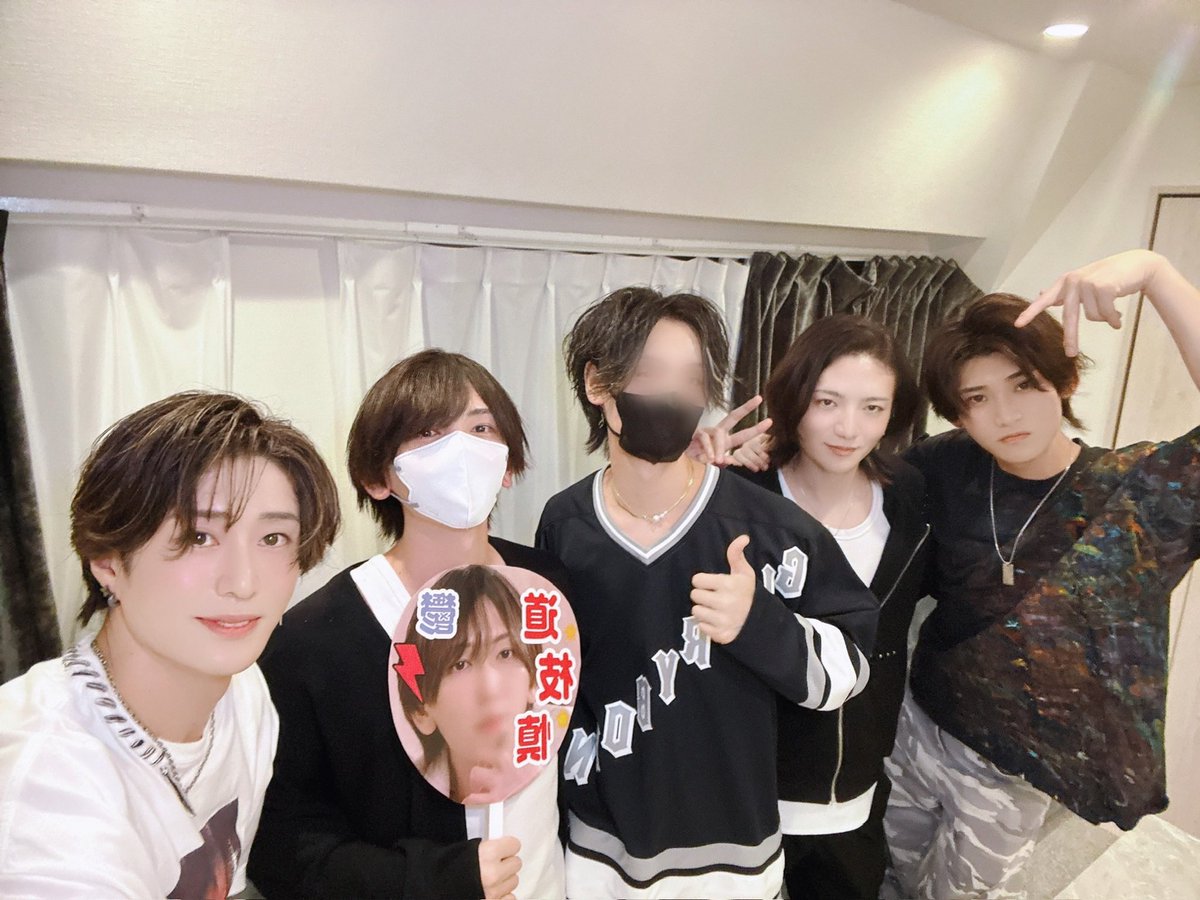 shori_cat6's tweet photo. ぐぐくんが手土産くれました🐈‍⬛
ありがとう♡@gugu_amentokyo 
ありすくん、めっちゃ楽しかったよ！
ありがとう♡@Alice8_aw 
みっちー、千冬お疲れ様😘
@michieda_cat @hane_immersive4 
アーカイブ残ってます👇 https://t.co/UeADnnxdOo