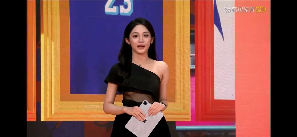 daxiniu1's tweet photo. 发生在NBA直播的一幕

女主播对于自己的穿搭还是有点疏忽了

估计下班要挨批评了 https://t.co/RYK35aVqEs