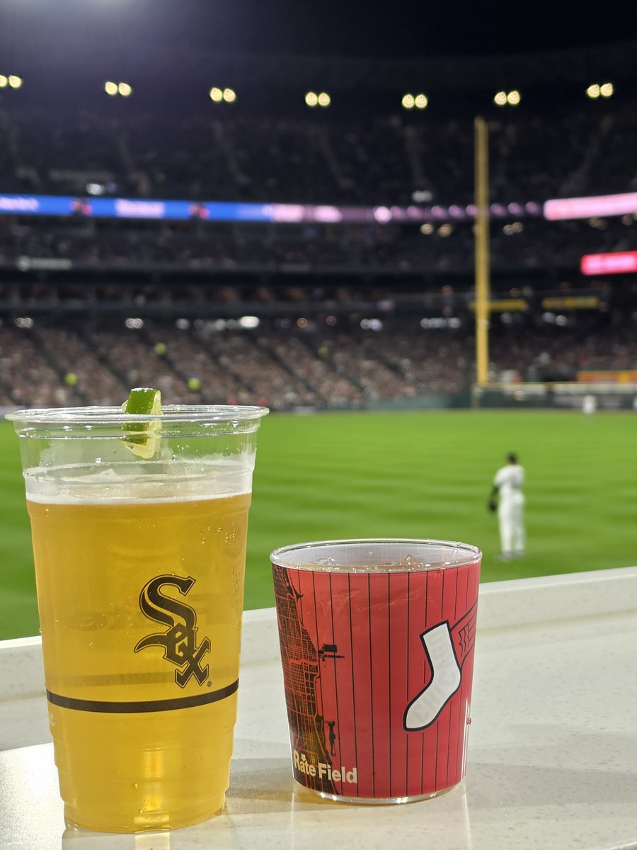 lettuceeatmore's tweet photo. Can you ask him to throw us a ball? Haha. By the way, that is a margarita and NOT $27. Go White sox and #hawkeyes
@gmontgomerymd https://t.co/wQw0DoZSkz
