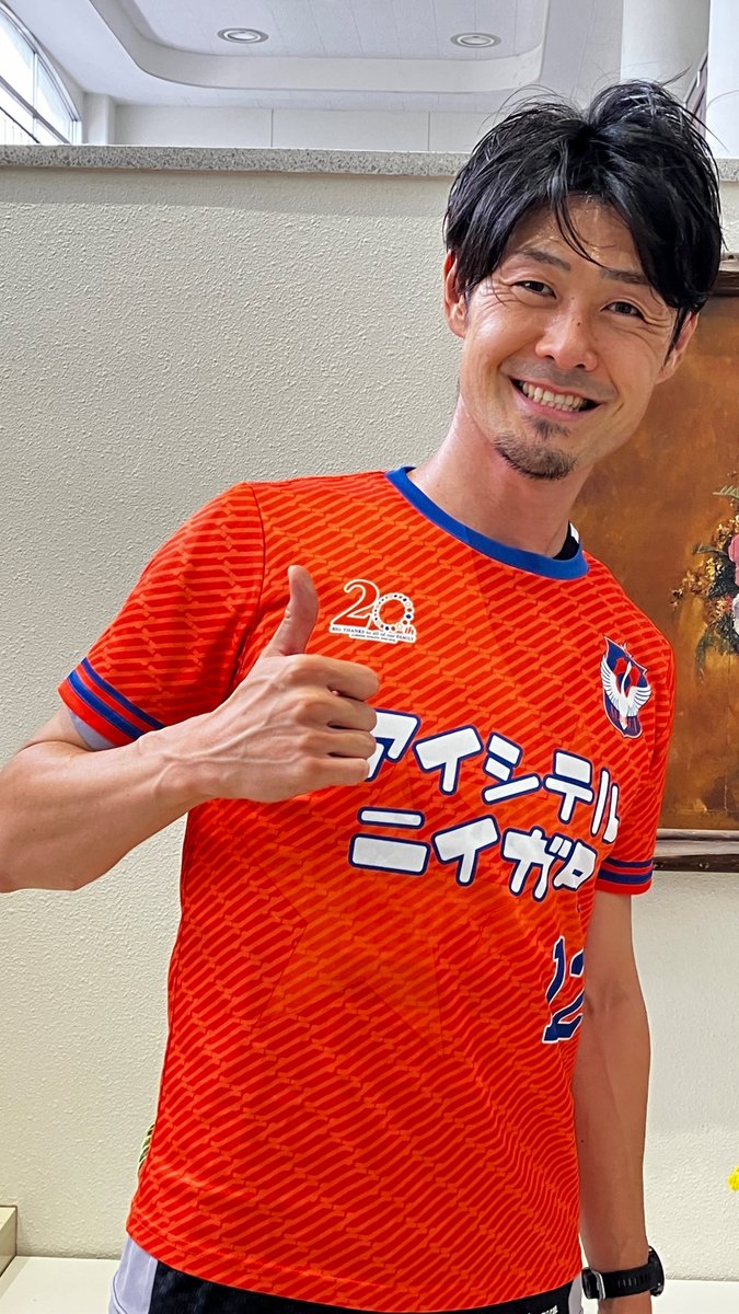 albirex_pr's tweet photo. 🏆#サステナカップ2026_新潟🏆
ー愛用応援グッズおしえて"チームになろう"！

愛着のある、大事に使う応援アイテムを投稿🤳
https://t.co/YvQ7omcIpw

増田繁人さんが着用しているのは2016年 #アルビレックス新潟 創設20周年記念復刻版ユニフォーム👚

リポストお願いします🔁#albirex @magroooooon https://t.co/6l5d0ySSNu