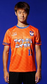 albirex_pr's tweet photo. 🏆#サステナカップ2026_新潟🏆
ー愛用応援グッズおしえて"チームになろう"！

愛着のある、大事に使う応援アイテムを投稿🤳
https://t.co/YvQ7omcIpw

増田繁人さんが着用しているのは2016年 #アルビレックス新潟 創設20周年記念復刻版ユニフォーム👚

リポストお願いします🔁#albirex @magroooooon https://t.co/6l5d0ySSNu
