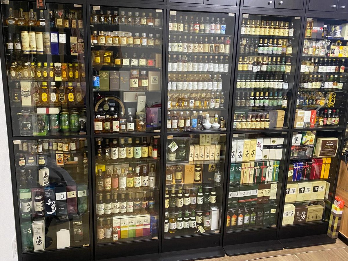 13_gumi's tweet photo. またコレクターの友達から投稿が届きました。この酒棚、見ていると本当に落ち着きますね🥃
#ウイスキー #山崎 #白州 #響 #竹鶴 #余市 #コレクション https://t.co/zEkWWOEHHd