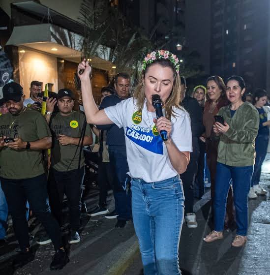 delucca's tweet photo. ué não bastava ela ter negociado com o patrão? https://t.co/0R44s6F0eQ