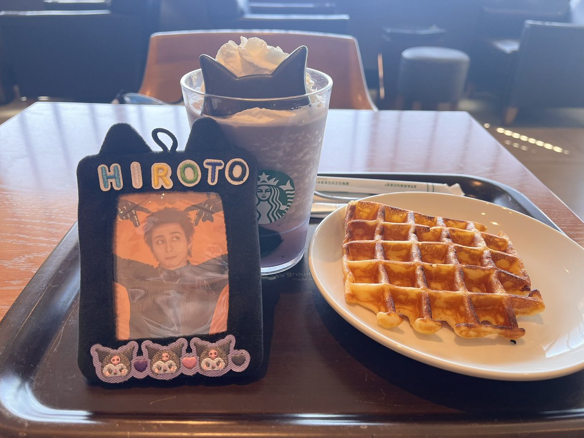 mito78mini's tweet photo. この日を待ってた✨
猫耳西くんを猫耳トレカケースに入れて、一緒に撮りたかった☺️

#ブラックベリーヨーグルトフラペチーノ® 黒耳verで🖤 さっぱりで美味しかった😊 https://t.co/EX6WXOyJI3