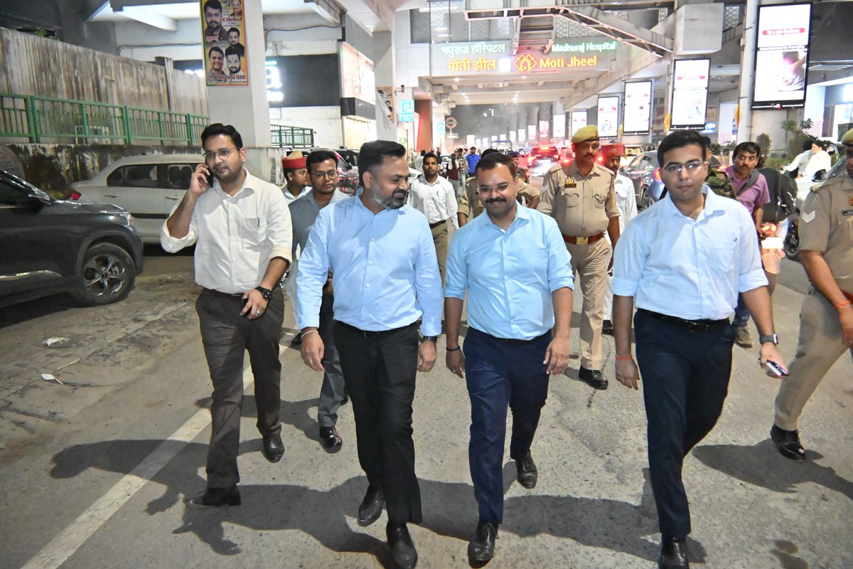 DMKanpur's tweet photo. स्वच्छता और सुदृढ़ सड़कें: ग्राउंड ज़ीरो पर प्रशासनिक मुस्तैदी!
नगर आयुक्त एवं मुख्य विकास अधिकारी के साथ देर रात नगर क्षेत्र का औचक निरीक्षण कर स्वच्छता व्यवस्था, कूड़ा उठान एवं निर्माणाधीन सड़कों की गुणवत्ता का जायजा लिया गया।
प्रमुख निर्देश:
 * HBTU से गुणवत्ता जांच: सड़क निर्माण में प्रयुक्त सामग्री के नमूने लेकर HBTU, कानपुर से तकनीकी परीक्षण कराया जाएगा तथा कोर कटिंग के जरिए थर्ड-पार्टी गुणवत्ता निरीक्षण सुनिश्चित होगा।
 * सघन नाइट स्वीपिंग: प्रमुख बाजारों में दुकानें बंद होने के बाद प्रभावी रात्रि सफाई (Night Sweeping) तथा GVP (गार्बेज वल्नरेबल पॉइंट्स) की निरंतर निगरानी के सख्त निर्देश दिए।
 * त्योहारों से पूर्व समयबद्धता: आगामी त्योहारी सीजन को ध्यान में रखते हुए सभी प्रमुख सड़क निर्माण व मरम्मत कार्य तय समय-सीमा में मानक अनुरूप पूर्ण किए जाएं।
गुणवत्ता से कोई समझौता नहीं; नागरिकों को स्वच्छ वातावरण और सुगम मार्ग उपलब्ध कराना प्रशासन का संकल्प है।  @CMOfficeUP
@InfoDeptUP @MSTawarIAS @nagarnigamknp