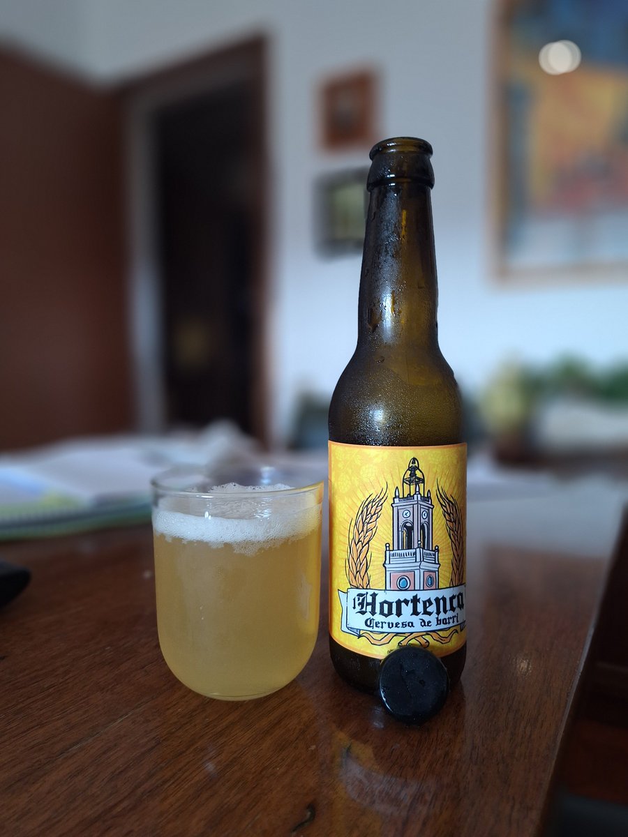 milbeerista's tweet photo. Hortenca American Pale Ale. De Barcelona. American Pale Ale sense gluten Aigua, malt d'ordi,.civada, llúpol, i llevat. 38 IBUS. 5,2%. Ben bona. Gust cítric, afruitat, cereal.poc torrat, final sec,, ben carbonatada. #AmericanPaleAle #PaleAle #ale #beer #cerveza #pivo #birra #olut https://t.co/biujU1ShNP