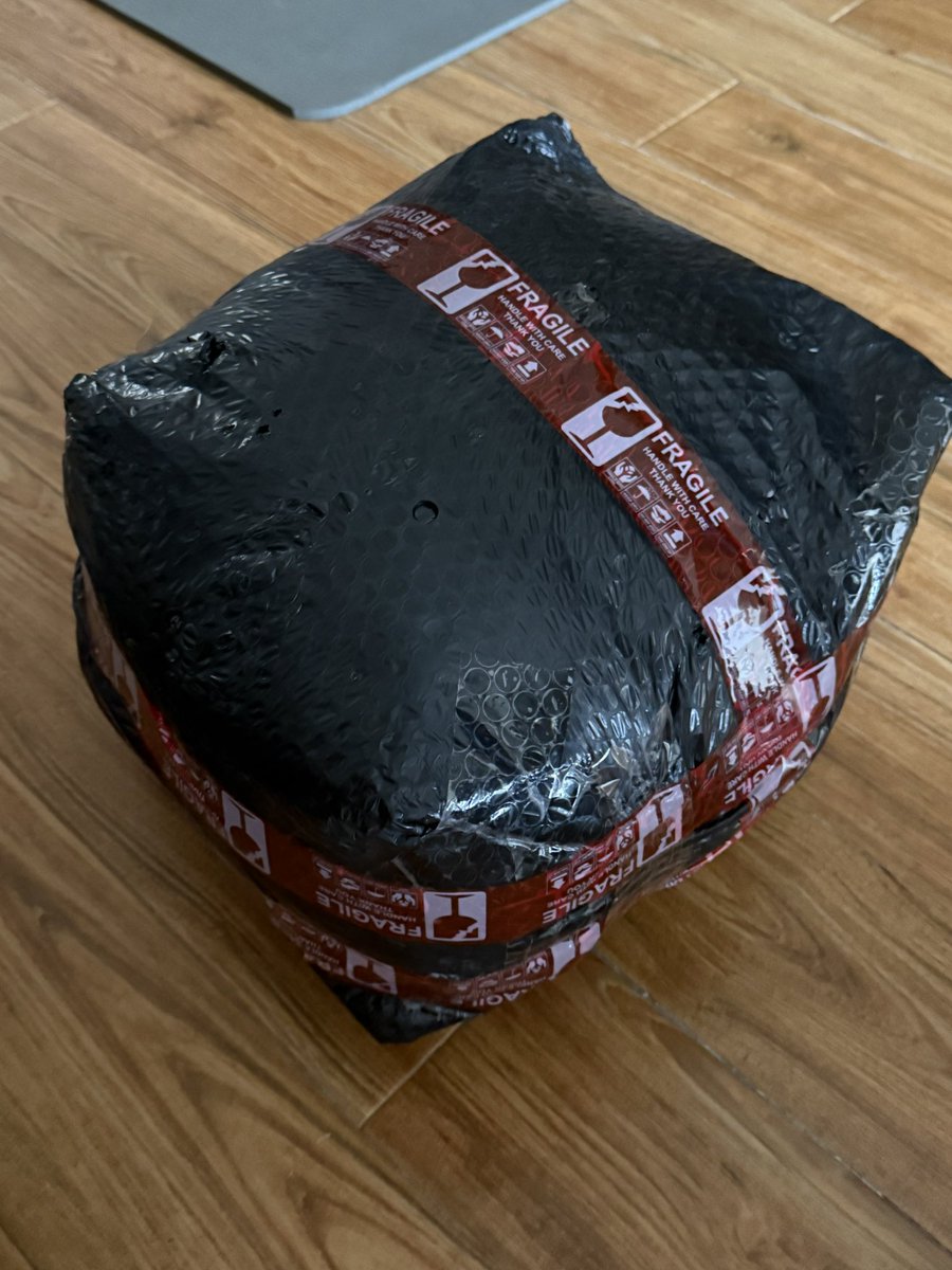 n_nikinokoru's tweet photo. omg nagtataka ako if ano ba ung binili ko at sobrang laki ng package na to😭 tas midway naalala ko ung fatson todd na inorder ko ITS HERE NA OMGGG AFTER MONTHS OF WAITING ITS FINALLY HEREEEEEEEE #fatsontodd https://t.co/WvqClxpqlg