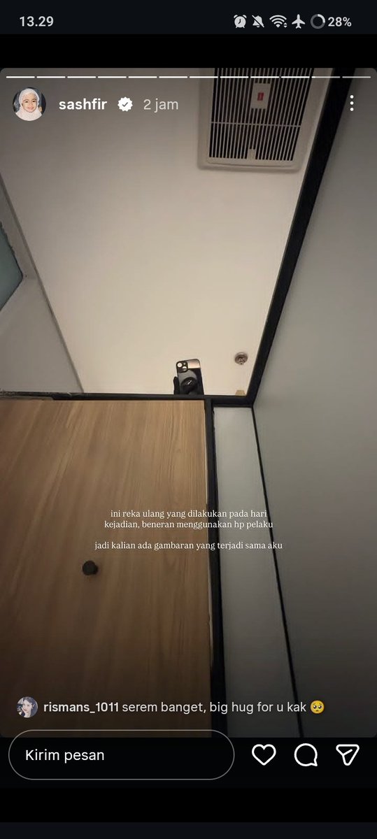 Aadoreitys's tweet photo. Bayangin lo lagi di toilet privat, tiba-tiba ada HP todong dari atas buat ngerekam. Shock nya kayak apa? Terus dengan entengnya disuruh maafin karena pelaku punya anak istri? Otak yang nyuruh damai pada jalan gak sih?! PELAKU NYA AJA Ga mikirin keluarganya pas berbuat! https://t.co/MLunqO7dl4