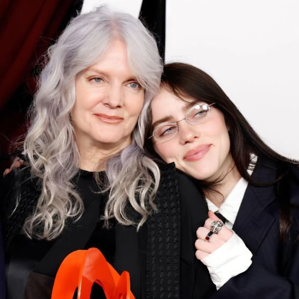 poponze's tweet photo. Maggie Baird, mãe de Billie Eilish e Finneas, compartilha post onde expõe que a Meta estaria supostamente sabotando o engajamento do presidente Lula no Instagram e Facebook. https://t.co/Ydlyrc8FI5