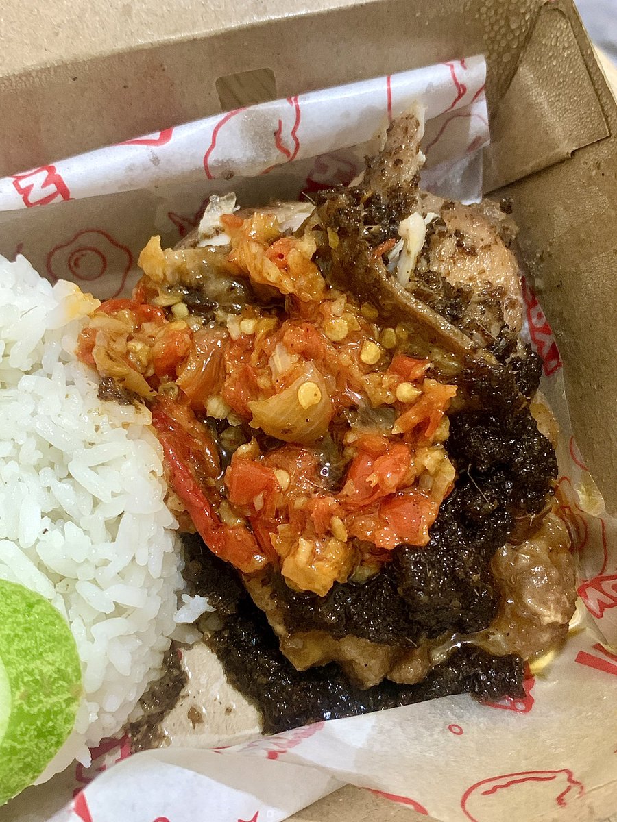 byutamee's tweet photo. Liat aja nih bumbu hitamnya banyak, gak pelit samsek ngasihnya! Bumbunya ngeresap sampe ke daging ayamnya. Dagingnya juga tebel, juicy, lembut

Ada dua sambel, sambal korek sama sambal ijo. Dua2nya sih aku yes🔥
Pedesnya nampol, kawin banget sama rasa bumbu hitamnya https://t.co/AZhIxjLebZ