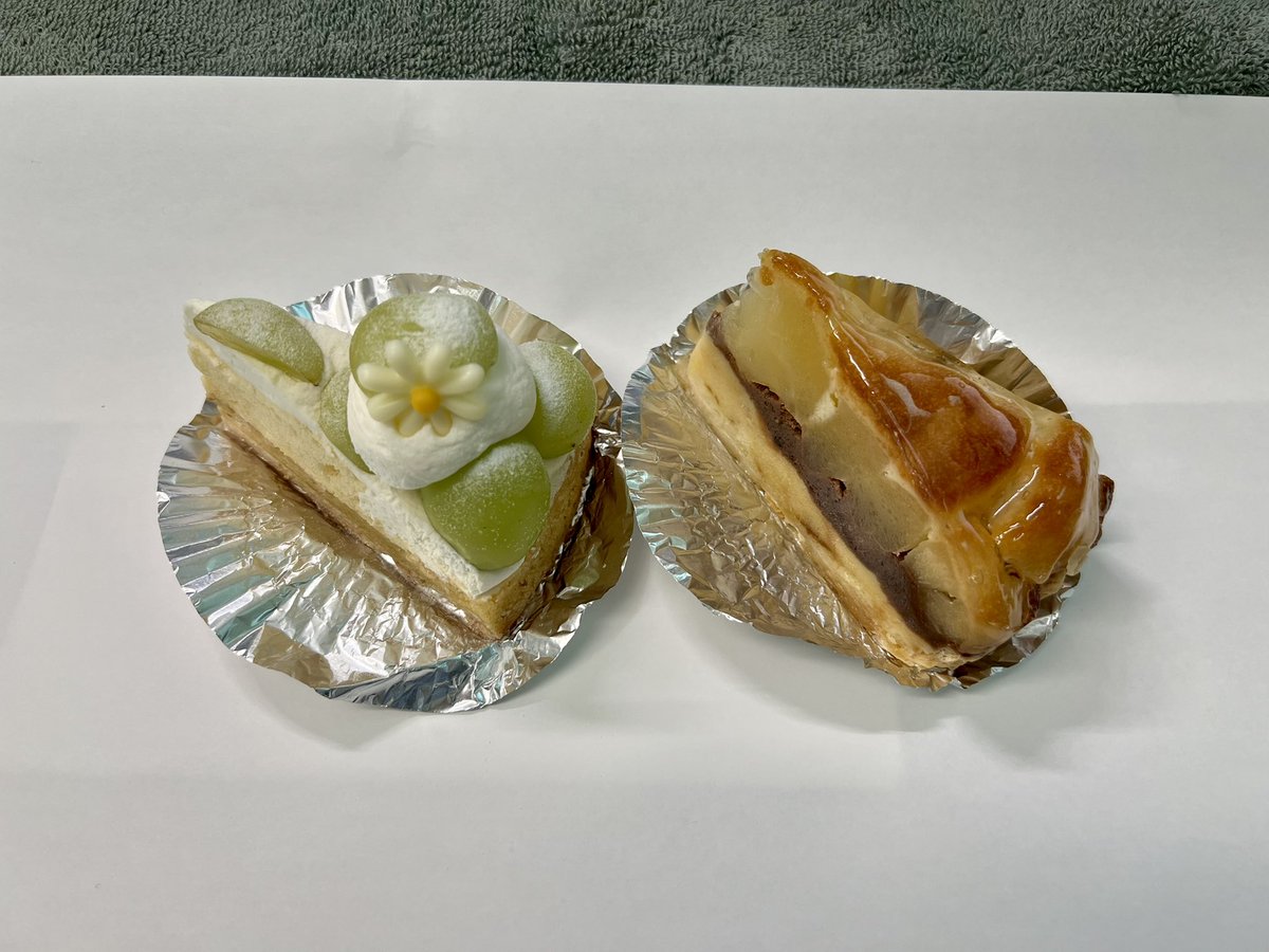 milleRaizo's tweet photo. 今日の…😋
#ご褒美 🍇🍎
#unJardin 🍰
#ランチョンマットはA3用紙 📃 https://t.co/KboN4Axj5y