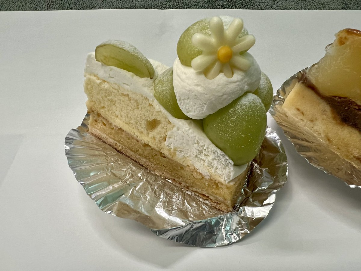 milleRaizo's tweet photo. 今日の…😋
#ご褒美 🍇🍎
#unJardin 🍰
#ランチョンマットはA3用紙 📃 https://t.co/KboN4Axj5y