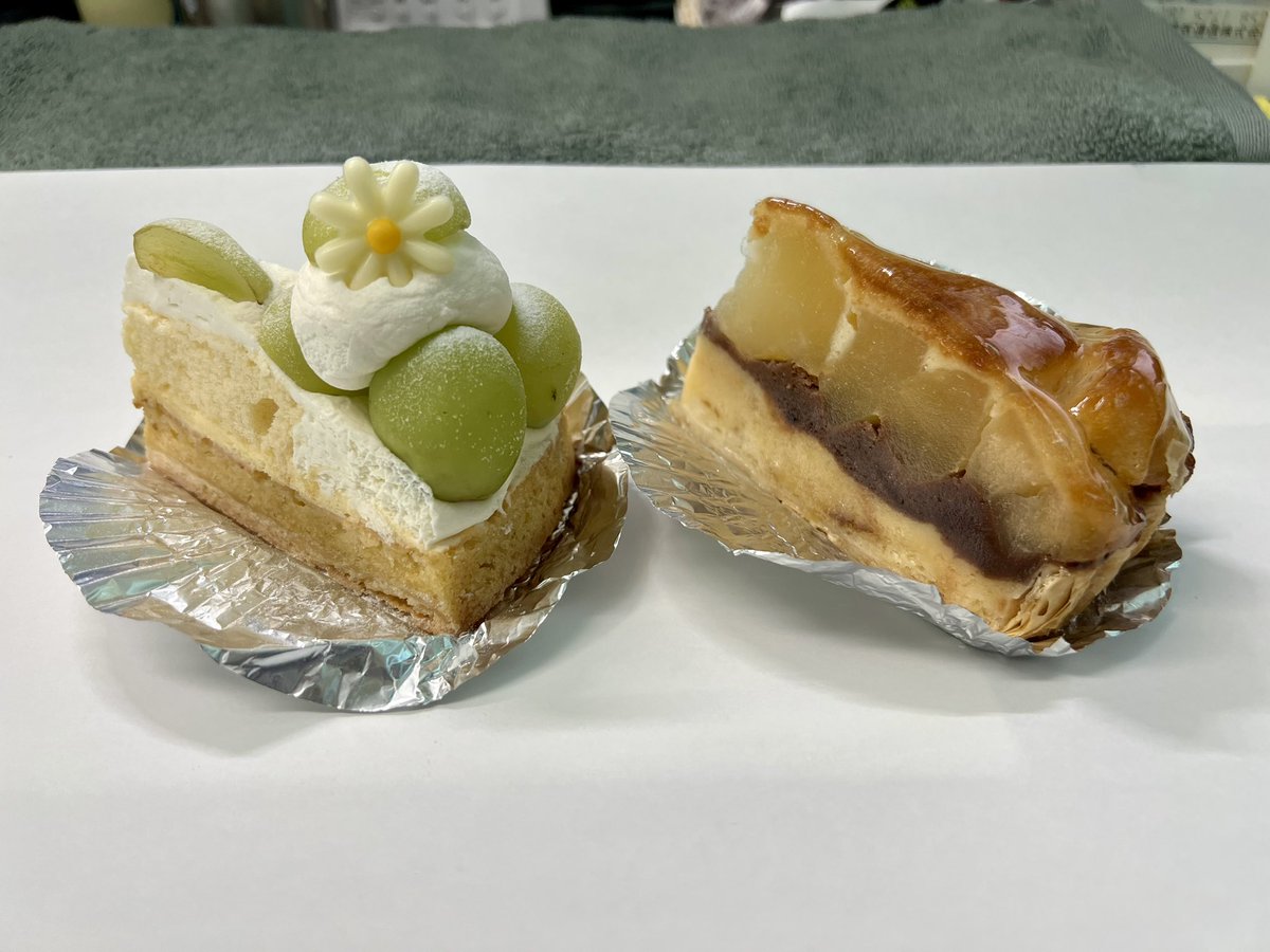 milleRaizo's tweet photo. 今日の…😋
#ご褒美 🍇🍎
#unJardin 🍰
#ランチョンマットはA3用紙 📃 https://t.co/KboN4Axj5y