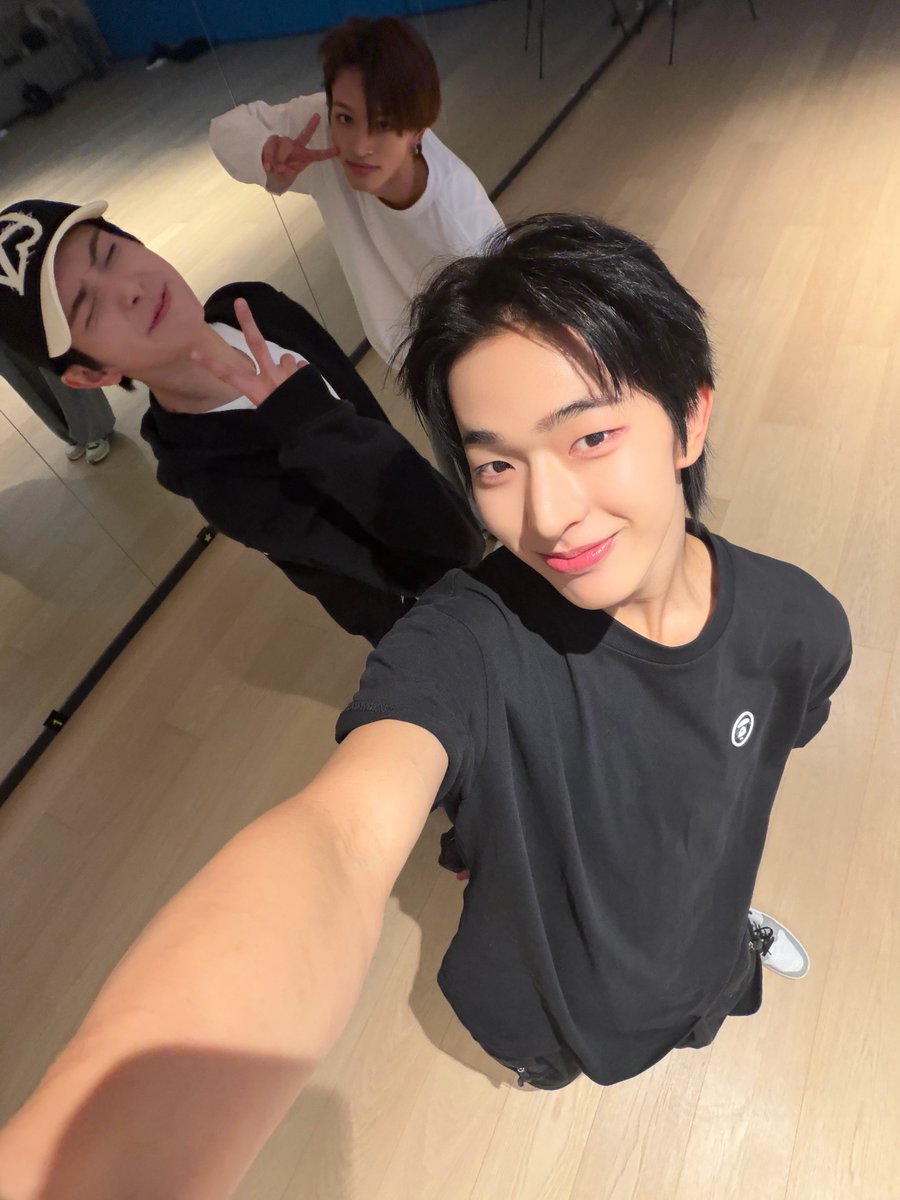 NEXZ_BBL's tweet photo. 🫧🐧261009 | 03:17 PM ( 🇰🇷 )

*📸x2*

Today is Friday!!
I just ate ramen🍜
Ansungtangmyun https://t.co/pfPHVUOEz0