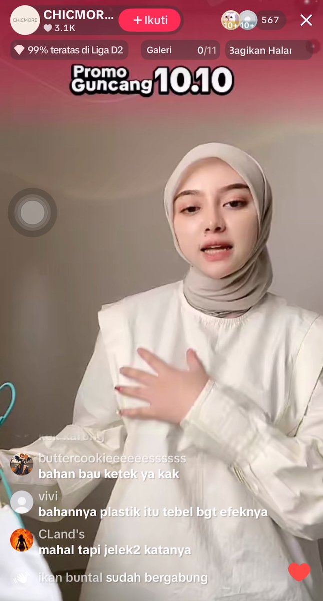 nurulrhmaa's tweet photo. SELLER INI VIRAL KARENA SCAM, PO LAMA DAN BAHAN BAJU PANAS 😭

Pas live dihujat netizen, ada yang bilang bahannya bau ketek. Hostnya jawab, “Yang bau ketek mah bau aja, aku dari tadi pakai baju ini nggak bau tuh” WKWKWK kelihatan kesel banget, mana live-nya pakai filter tebal🫣✨ https://t.co/h75JRYnrdI