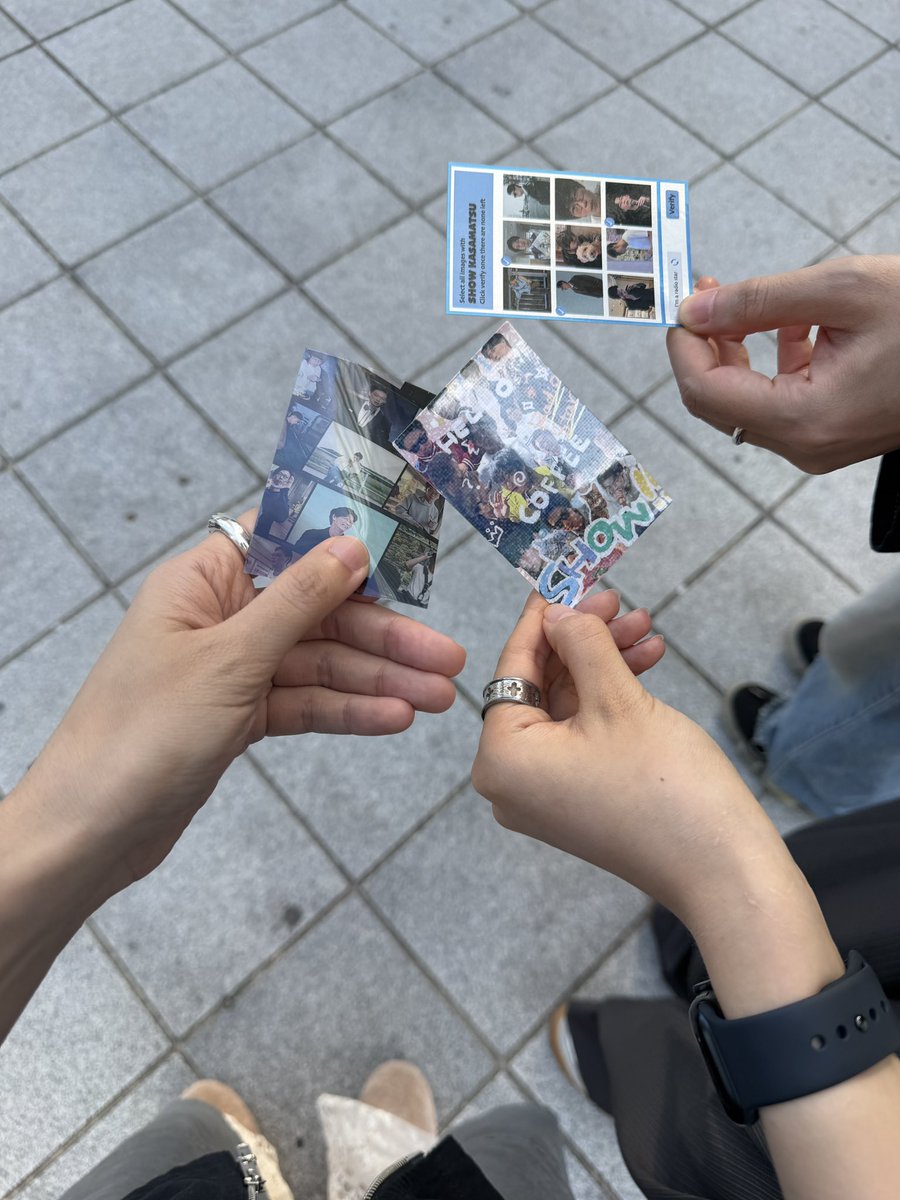 junya_show's tweet photo. 나 쇼 없는 쇼팀 또 자만추함 타모리상 마주쳐서 인사하고 스타일리스트상이랑 헤어메이크상 소개받고 아놔 갑자기 주머니에서 우리한테 또 스티커 주심 아 https://t.co/A0kLHn8oqQ
