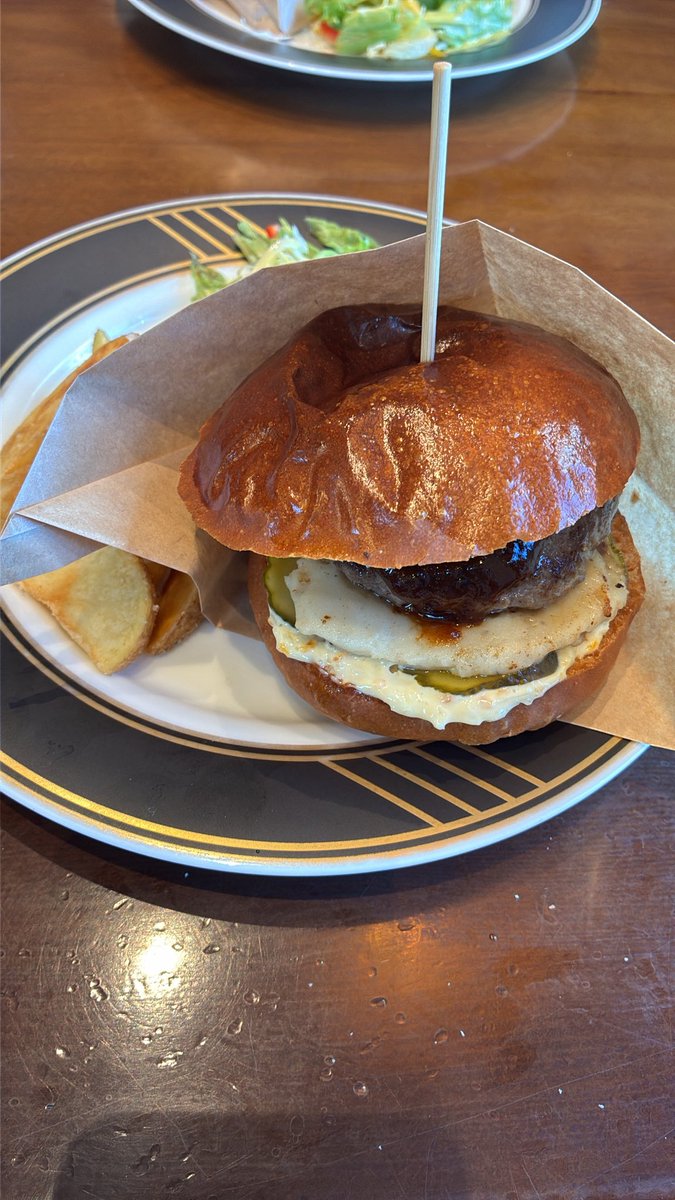 ggedds3's tweet photo. 生きてます息してます　最近近所でクソ美味いバーガー屋さんできて激アツ https://t.co/u0vh1S1wn4
