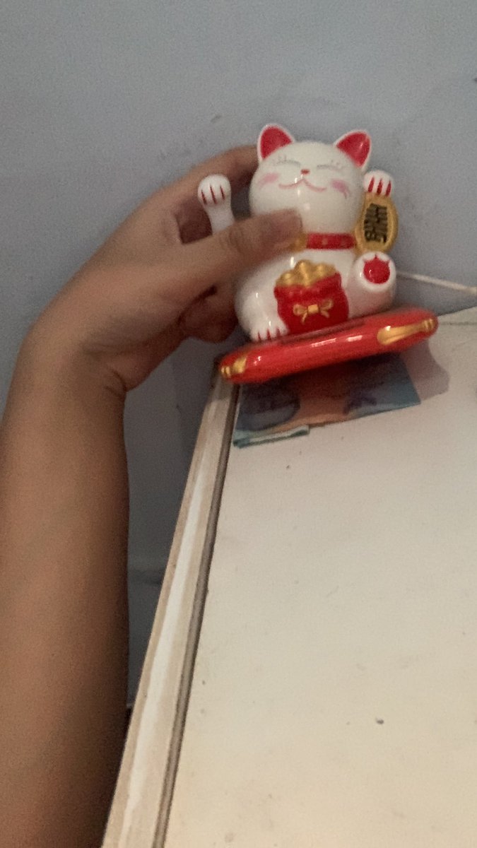 heart404doll's tweet photo. duit tinggal ini doang😭😭 melas bgt nyak mn disimpen bawah patung😭😭 https://t.co/e9RBCTYUfM