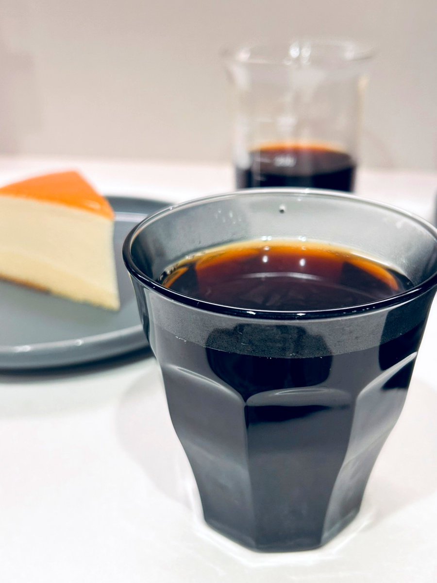 HIGHFIVE_COFFEE's tweet photo. おやつとコーヒー

おやつにスフレチーズケーキ
しっとり濃厚で美味しく大変満足です😊

コーヒーはRwanda Gisheke🇷🇼
優しい柑橘系の酸味、滑らかな質感

#おやつ #コーヒー https://t.co/YTsHSnYXgv