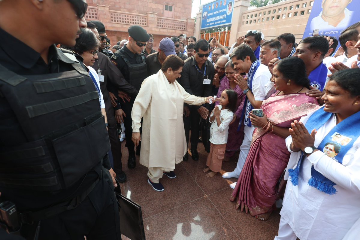 Mayawati's tweet photo. 09-10-2026-Manyawar Shri Kanshi Ram Ji punyatithi photos-Lucknow https://t.co/rxambWs0iE